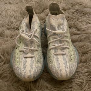 Adidas Yeezy boost alien blue. Extremely lightly worn sz 10.5